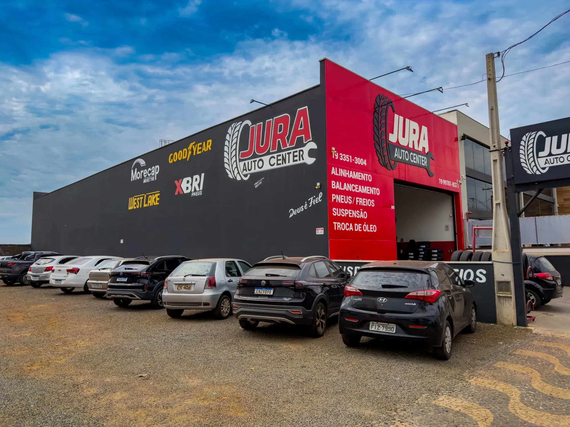 Estacionamento próprio do Jura Auto Center, ao lado da loja