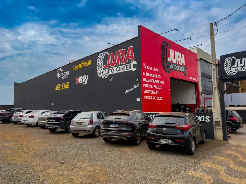 Estacionamento próprio do Jura Auto Center, ao lado da loja